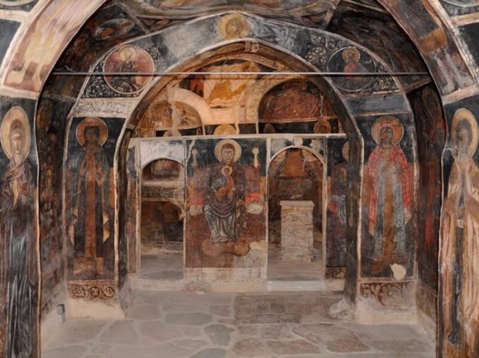 ΕΣΩΤΕΡΙΚΟ ΝΑΟΥ (3) Μάη Θανάσης Πισίων: Το μνημείο στα Γεράνεια Όρη