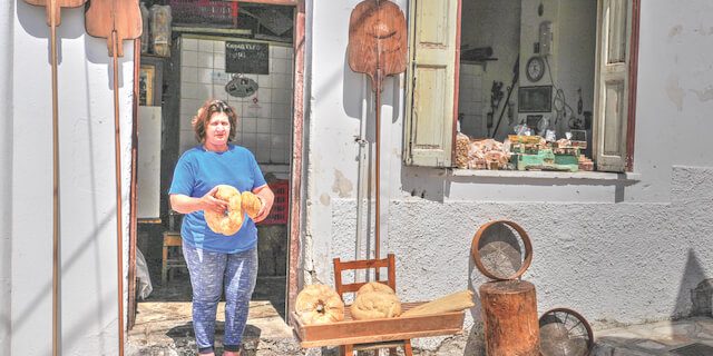 Στον ξυλόφουρνο της κυρίας Βούλας στην Απείρανθο της Νάξου