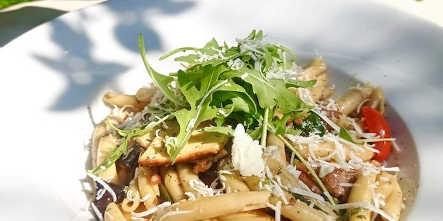 Μακαρόνια: Σκιουφιχτά Κρήτης, με απάκι, ανθότυρο και ρόκα