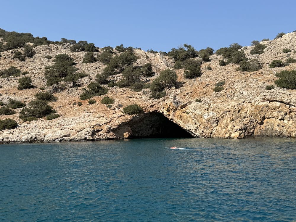 Για βουτιές στη Σπηλιά της Ρίνας στην Νάξο