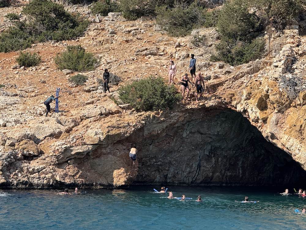 Για βουτιές στη Σπηλιά της Ρίνας στην Νάξο