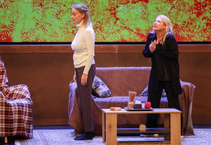 Κρυφτό: Στο θέατρο με Τουμασάτου Δροσάκη