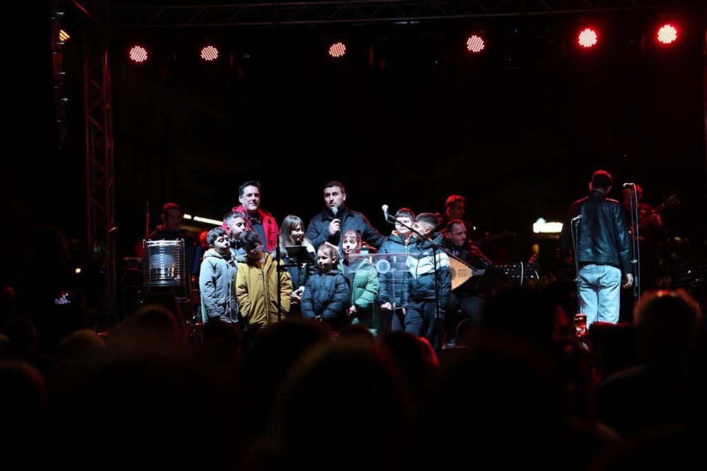 Τα Μετέωρα άναψαν το Χριστουγεννιάτικο δέντρο