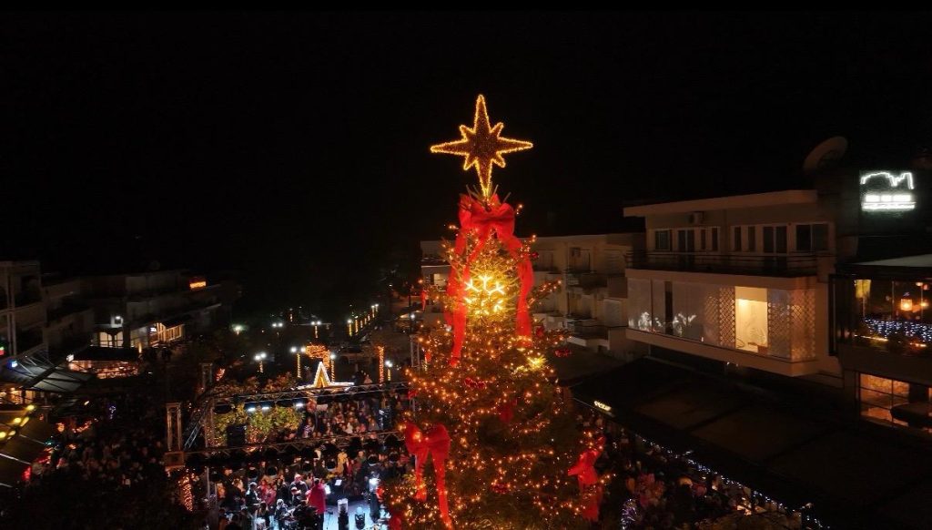 Τα Μετέωρα άναψαν το Χριστουγεννιάτικο δέντρο