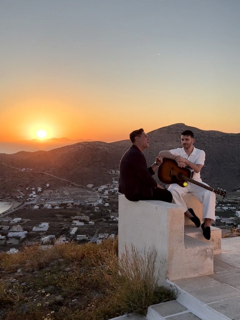Ταξιδεύοντας στην Ίο: Με τον Χρήστο Νέζο